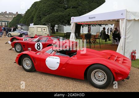 Bizzarrini P538 und Bizzarrini 5300 GT Strada, Messestand, Concours of Elegance 2021, Hampton Court Palace, London, Großbritannien, Europa Stockfoto