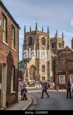 Blick auf die St. Margaret's Church oder King's Lynn Minster, von der Queen Street aus gesehen. Stockfoto