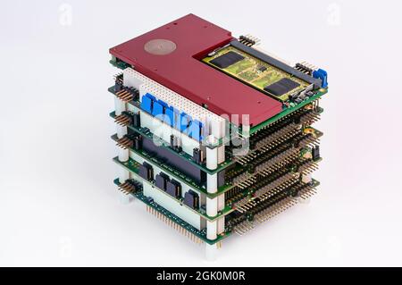 pc104-Stapel robuster eingebetteter Computerplatinen auf weißem Hintergrund Stockfoto