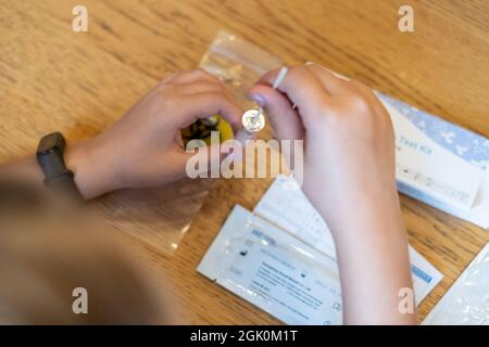 Tallinn, Estland - 12. September 2021: COVID-19 AG Testkit für Selbsttests. Kind testet sich zu Hause auf Coronavirus. Stockfoto