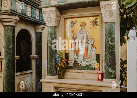 Korfu, Griechenland - September 2021, KATHEDRALE DES HEILIGEN SPIRIDON AUF DER INSEL, Kerkyra. Nahaufnahme des Symbols Stockfoto