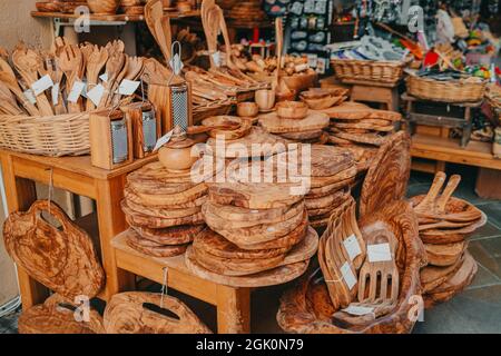 Produkte aus Olivenbaum, Souvenirs aus Holz auf der griechischen Insel Korfu zu verkaufen. Lokaler Markt mit handwerklichem Küchenzubehör - Schneidebrett, Löffel Stockfoto