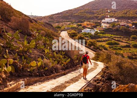 Frau, die auf dem Weg des Vulkans Monte Nero, Linosa, geht. Sizilien. Italien Stockfoto