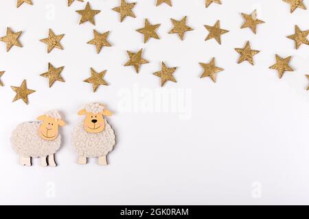 Fest des Sacrif. Grußkarte mit Lämmer-Figuren aus Wolle auf weißem Hintergrund. Eid al-Adha Mubarak.Traditionelles moslemisches Urlaubskonzept. Kopie sp Stockfoto