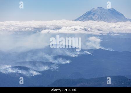 Luftaufnahme eines Waldfeuers in der Nähe von Mount Rainier, Washington, USA Stockfoto