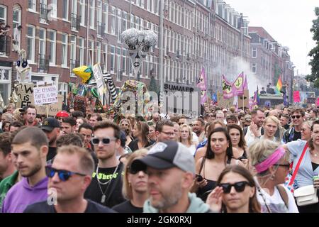 Tausende Menschen nehmen am 11. September 2021 in der früh am Morgen an dem Protest gegen die Einschränkungen des Coronavirus während der Coronavirus-Pandemie Teil Stockfoto