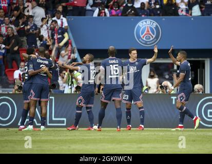 Ander Herrera von PSG (versteckt) feiert sein Tor mit seinen Teamkollegen während des französischen Ligue-1-Fußballspiels zwischen Paris Saint-Germain (PSG) und Clermont Foot 63 am 11. September 2021 im Stadion Parc des Princes in Paris, Frankreich Stockfoto