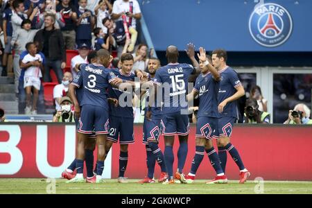 Ander Herrera von PSG feiert sein Tor mit Rafael Alcantara aka Rafinha und seinen Teamkollegen während des französischen Ligue-1-Fußballspiels zwischen Paris Saint-Germain (PSG) und Clermont Foot 63 am 11. September 2021 im Stadion Parc des Princes in Paris, Frankreich Stockfoto