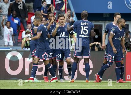 Ander Herrera von PSG feiert sein Tor mit seinen Teamkollegen während des Fußballspiels der französischen Meisterschaft Ligue 1 zwischen Paris Saint-Germain (PSG) und Clermont Foot 63 am 11. September 2021 im Stadion Parc des Princes in Paris, Frankreich Stockfoto