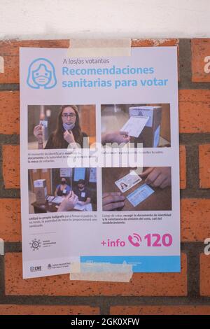 Firmat, Argentinien. September 2021. Sanitary COVID-19 Anweisungen, die während der Midterm-Primärwahlen in Firmat vor einem Wahllokal festgehalten werden.die Midterm-Parlamentswahlen werden am 14. November 2021 stattfinden. Kredit: SOPA Images Limited/Alamy Live Nachrichten Stockfoto