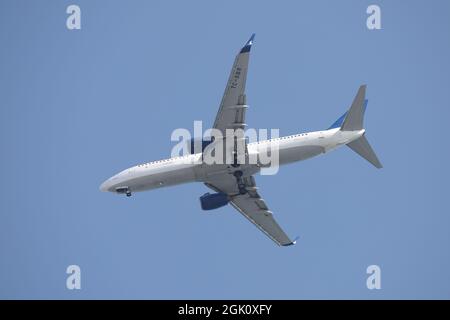 ISTANBUL, TÜRKEI - 24. MAI 2021: AnadoluJet Airlines Boeing 737-86N (CN 32693) landet auf dem Flughafen Istanbul Sabiha Gokcen. Stockfoto