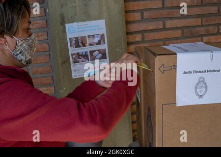 Firmat, Argentinien. September 2021. Eine Frau, die eine Maske trägt, wählt in einem Wahllokal während der Midterm Primary Election in Firmat.die Midterm-Parlamentswahlen werden am 14. November 2021 stattfinden. Kredit: SOPA Images Limited/Alamy Live Nachrichten Stockfoto