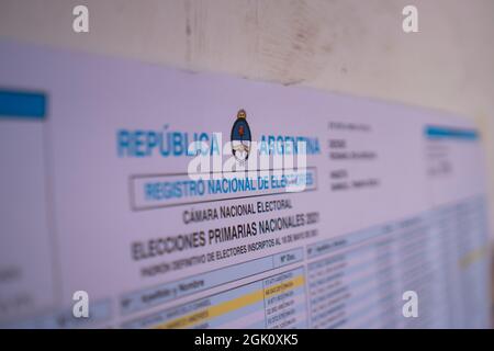 Firmat, Argentinien. September 2021. Eine Wählerliste, die während der Midterm Primary Election in Firmat in einem Wahllokal gesehen wurde.die Midterm-Parlamentswahlen werden am 14. November 2021 stattfinden. (Foto von Patricio Murphy/SOPA Images/Sipa USA) Quelle: SIPA USA/Alamy Live News Stockfoto