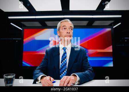 Nigel Paul Farage, britischer Sender und ehemaliger Politiker, präsentiert seine erste Show auf dem GB-Nachrichtenkanal in London. Stockfoto