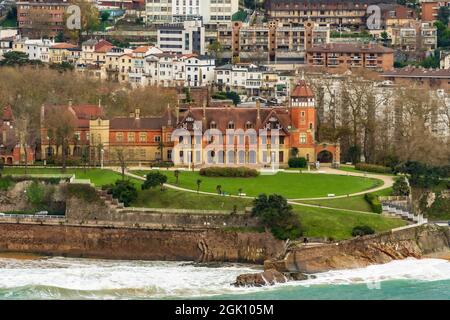 palacio de miramar en San Sebastián, visto desde el monte urgull con gente paseando por sus jardines en un dia nublado Stockfoto