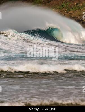 preciosa ola en la playa de la zurriola en San Sebastián, Gipuzkoa, euskal herria Stockfoto