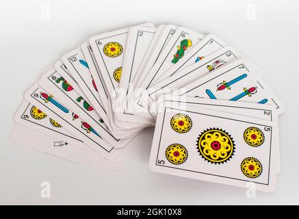 Traditioneller spanischer Spielkartenfan auf weißem Hintergrund Stockfoto