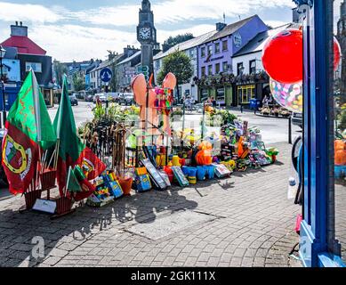 Produkte zum Verkauf außerhalb von Thomas Moran's Shop in Westport, County Mayo, Irland. Sie verkaufen eine große Vielfalt an Waren, darunter irische Geschenke und Kleidung, Stockfoto