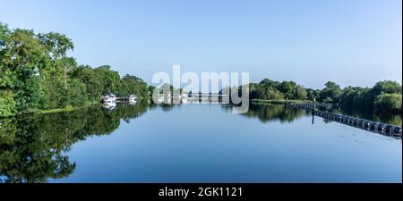 Der Fluss Shannon bei Tarmonbarry in der Grafschaft Roscommon in Irland. Der Hafen und der Yachthafen von Tarmonbarry sind ein beliebter Halt für Kanalschiffe. Stockfoto