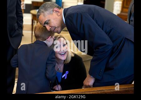 Präsident Barack Obama vernimmt, als Aidan Lamothe, der 2014. März des Botschafters von Dimes, seiner Mutter zuflüstert, dass er während seines Besuchs im Oval Office am 1. Mai 2014 sowohl den Präsidenten als auch Bo, den Hund der Obama-Familie, sehen wollte. (Offizielles Foto des Weißen Hauses von Pete Souza) Dieses offizielle Foto des Weißen Hauses wird nur zur Veröffentlichung durch Nachrichtenorganisationen und/oder zum persönlichen Druck durch die Betreffzeile(en) des Fotos zur Verfügung gestellt. Das Foto darf in keiner Weise manipuliert werden und darf nicht in kommerziellen oder politischen Materialien, Werbung, E-Mails, Produkten oder Werbeaktionen verwendet werden Stockfoto