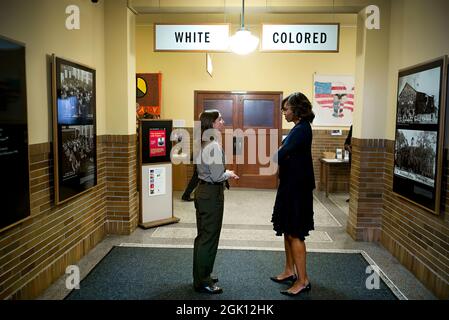 First Lady Michelle Obama tourte durch die Brown v. Board of Education National Historic Site in Topeka, Kan., 16. Mai 2014. Stephanie Kyriazis, Leiterin der Abteilung für Dolmetschen und Bildung, leitet die Tour. (Offizielles Weißes Haus Foto von Chuck Kennedy) Dieses offizielle Weißes Haus Foto wird nur zur Veröffentlichung durch Nachrichtenorganisationen und/oder zum persönlichen Gebrauch gedruckt durch die Betreffzeile(en) des Fotos zur Verfügung gestellt. Das Foto darf in keiner Weise manipuliert werden und darf nicht in kommerziellen oder politischen Materialien, Anzeigen, E-Mails, Produkten, Werbeaktionen verwendet werden, die in irgendeiner Weise eine Genehmigung o vorschlagen Stockfoto