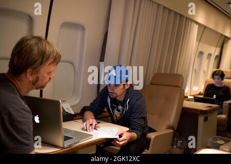 Country-Sänger Brad Paisley arbeitet an seiner Setlist mit Kendal Marcy, links, an Bord der Air Force One auf dem Weg zum Bagram Airfield, Afghanistan, mit Präsident Barack Obama, um US-Truppen zu besuchen, Sonntag, 25. Mai 2014. (Offizielles Foto des Weißen Hauses von Pete Souza) Dieses offizielle Foto des Weißen Hauses wird nur zur Veröffentlichung durch Nachrichtenorganisationen und/oder zum persönlichen Druck durch die Betreffzeile(en) des Fotos zur Verfügung gestellt. Das Foto darf in keiner Weise manipuliert werden und darf nicht in kommerziellen oder politischen Materialien, Werbung, E-Mails, Produkten oder Werbeaktionen verwendet werden, die in irgendeiner Weise nahelegen Stockfoto