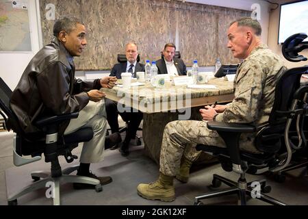 Präsident Barack Obama erhält ein Briefing von General Joseph F. Dunford, Jr., Kommandeur der internationalen Sicherheitskräfte und der Streitkräfte der Vereinigten Staaten – Afghanistan, auf dem Bagram Airfield, Afghanistan, Sonntag, 25. Mai, 2014. Auf der anderen Seite des Tisches von links sitzen James Cunningham, US-Botschafter in Afghanistan, und Jeff Eggers, Senior Director für Afghanistan und Pakistan, rechts. (Offizielles Foto des Weißen Hauses von Pete Souza) Dieses offizielle Foto des Weißen Hauses wird nur zur Veröffentlichung durch Nachrichtenorganisationen und/oder zum persönlichen Druck durch die Betreffzeile(en) des Fotos zur Verfügung gestellt. Th Stockfoto