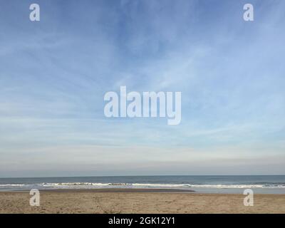 Weitwinkelblick auf leeren Sandstrand und blauen Himmel Stockfoto