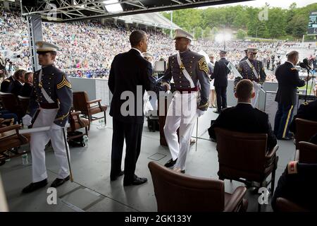 Präsident Barack Obama begrüßt die graduellen Kadetten während der United States Military Academy zu Beginn des West Point in West Point, NY, 28. Mai 2014. (Offizielles Foto des Weißen Hauses von Pete Souza) Dieses offizielle Foto des Weißen Hauses wird nur zur Veröffentlichung durch Nachrichtenorganisationen und/oder zum persönlichen Druck durch die Betreffzeile(en) des Fotos zur Verfügung gestellt. Das Foto darf in keiner Weise manipuliert werden und darf nicht in kommerziellen oder politischen Materialien, Anzeigen, E-Mails, Produkten, Werbeaktionen verwendet werden, die in irgendeiner Weise die Zustimmung oder Billigung des Präsidenten, des ersten Fa, nahelege Stockfoto