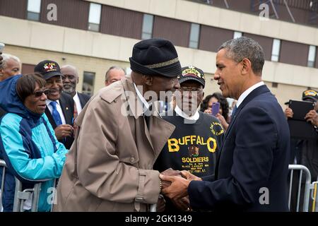 Präsident Barack Obama begrüßt den 93-jährigen Sanders H. Matthews, Sr., einen pensionierten Stabsfeldwebel der US-Armee und „Büffelsoldaten“ auf der Stewart Air National Guard Base vor der Abreise aus Newburgh, New York, am 28. Mai 2014. (Offizielles Foto des Weißen Hauses von Pete Souza) Dieses offizielle Foto des Weißen Hauses wird nur zur Veröffentlichung durch Nachrichtenorganisationen und/oder zum persönlichen Druck durch die Betreffzeile(en) des Fotos zur Verfügung gestellt. Das Foto darf in keiner Weise manipuliert werden und darf nicht in kommerziellen oder politischen Materialien, Anzeigen, E-Mails, Produkten, Werbeaktionen, die in irgendwelchen verwendet werden Stockfoto