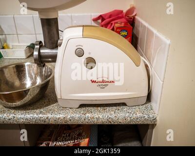 AUCKLAND, NEUSEELAND - 25. Aug 2021: Blick auf einen alten Moulinex Fleischwolf in der Küche Stockfoto