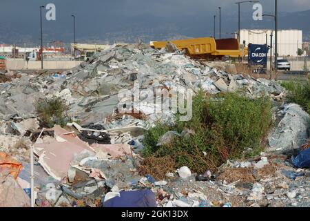 Beirut, Libanon. September 2021. Ein Blick auf den Hafen von Beirut, Libanon, am 12. September 2021. Obwohl die Internationale Gemeinschaft nach der Explosion vom 4. August 2020 viele Millionen Geld gespendet hatte, wurden der Hafen und die umliegenden Gebiete noch nicht wieder aufgebaut. (Elisa Gestri/Sipa USA) Quelle: SIPA USA/Alamy Live News Stockfoto