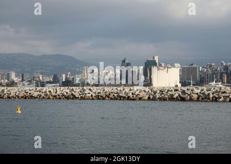 Beirut, Libanon. September 2021. Ein Blick auf den Hafen von Beirut, Libanon, am 12. September 2021. Obwohl die Internationale Gemeinschaft nach der Explosion vom 4. August 2020 viele Millionen Geld gespendet hatte, wurden der Hafen und die umliegenden Gebiete noch nicht wieder aufgebaut. (Elisa Gestri/Sipa USA) Quelle: SIPA USA/Alamy Live News Stockfoto