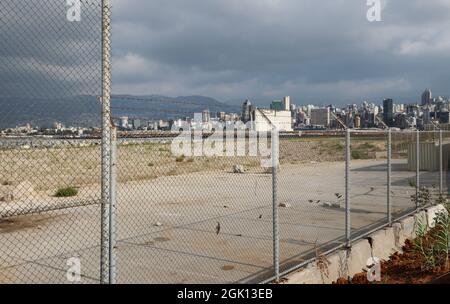 Beirut, Libanon. September 2021. Ein Blick auf den Hafen von Beirut, Libanon, am 12. September 2021. Obwohl die Internationale Gemeinschaft nach der Explosion vom 4. August 2020 viele Millionen Geld gespendet hatte, wurden der Hafen und die umliegenden Gebiete noch nicht wieder aufgebaut. (Elisa Gestri/Sipa USA) Quelle: SIPA USA/Alamy Live News Stockfoto