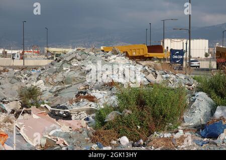 Beirut, Libanon. September 2021. Ein Blick auf den Hafen von Beirut, Libanon, am 12. September 2021. Obwohl die Internationale Gemeinschaft nach der Explosion vom 4. August 2020 viele Millionen Geld gespendet hatte, wurden der Hafen und die umliegenden Gebiete noch nicht wieder aufgebaut. (Elisa Gestri/Sipa USA) Quelle: SIPA USA/Alamy Live News Stockfoto