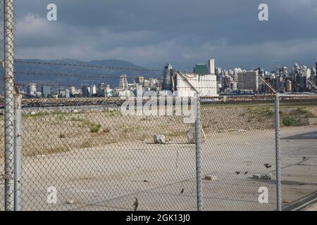 Beirut, Libanon. September 2021. Ein Blick auf den Hafen von Beirut, Libanon, am 12. September 2021. Obwohl die Internationale Gemeinschaft nach der Explosion vom 4. August 2020 viele Millionen Geld gespendet hatte, wurden der Hafen und die umliegenden Gebiete noch nicht wieder aufgebaut. (Elisa Gestri/Sipa USA) Quelle: SIPA USA/Alamy Live News Stockfoto