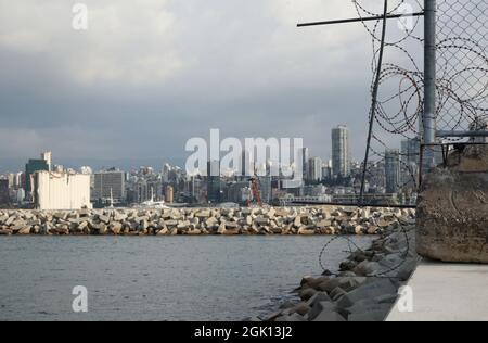 Beirut, Libanon. September 2021. Ein Blick auf den Hafen von Beirut, Libanon, am 12. September 2021. Obwohl die Internationale Gemeinschaft nach der Explosion vom 4. August 2020 viele Millionen Geld gespendet hatte, wurden der Hafen und die umliegenden Gebiete noch nicht wieder aufgebaut. (Elisa Gestri/Sipa USA) Quelle: SIPA USA/Alamy Live News Stockfoto