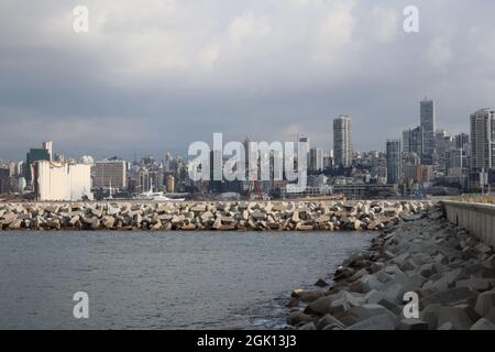 Beirut, Libanon. September 2021. Ein Blick auf den Hafen von Beirut, Libanon, am 12. September 2021. Obwohl die Internationale Gemeinschaft nach der Explosion vom 4. August 2020 viele Millionen Geld gespendet hatte, wurden der Hafen und die umliegenden Gebiete noch nicht wieder aufgebaut. (Elisa Gestri/Sipa USA) Quelle: SIPA USA/Alamy Live News Stockfoto