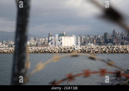 Beirut, Libanon. September 2021. Ein Blick auf den Hafen von Beirut, Libanon, am 12. September 2021. Obwohl die Internationale Gemeinschaft nach der Explosion vom 4. August 2020 viele Millionen Geld gespendet hatte, wurden der Hafen und die umliegenden Gebiete noch nicht wieder aufgebaut. (Elisa Gestri/Sipa USA) Quelle: SIPA USA/Alamy Live News Stockfoto