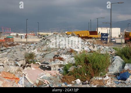 Beirut, Libanon. September 2021. Ein Blick auf den Hafen von Beirut, Libanon, am 12. September 2021. Obwohl die International Community nach der Explosion vom 4. August 2020 viele Millionen Geld gespendet hatte, wurden der Hafen und die umliegenden Gebiete noch nicht wieder aufgebaut.(Elisa Gestri/Sipa USA) Quelle: SIPA USA/Alamy Live News Stockfoto