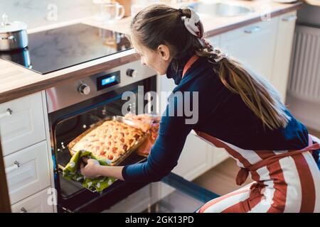 Frau, die zu Hause Apfelkuchen backt Stockfoto