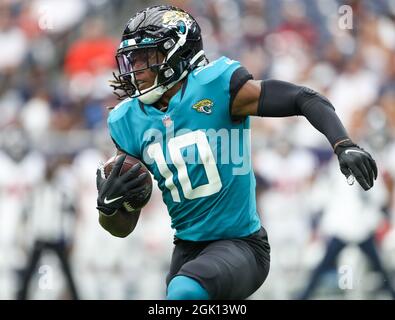 Houston, Texas, USA. 12. September 2021: Der Jacksonville Jaguars Wide Receiver Laviska Shenault Jr. (10) trägt den Ball während der ersten Hälfte eines NFL-Spiels zwischen den Houston Texans und den Jacksonville Jaguars am 12. September 2021 in Houston, Texas. (Bild: © Scott Coleman/ZUMA Press Wire) Bild: ZUMA Press, Inc./Alamy Live News Stockfoto