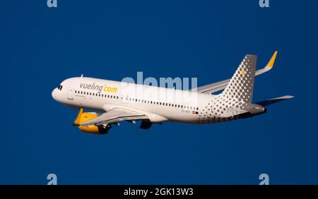 Vueling Airbus A320neo EC-NCT, der vom Flughafen Barcelona abfliegt Stockfoto