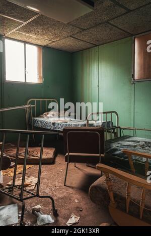 Altes und dreckiges Zimmer in einem verlassenen Gebäude. Stockfoto