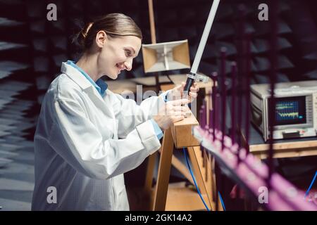 Techniker im Elektroniklabor, der die hf-Konformitätsprüfung durchführt Stockfoto