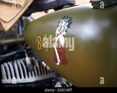 Betty Boop-Kunstwerk auf einem Motorrad aus der Zeit des Zweiten Weltkriegs Stockfoto