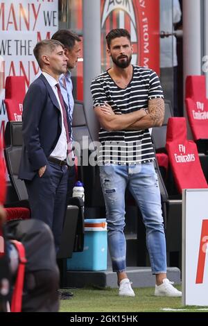 Olivier Giroud vom AC Mailand spricht mit Paolo Maldini Technical Area Director von AC Mailand und Frederic Massara Sport Director von AC Mailand während des Fußballspiels Serie A 2021/22 zwischen AC Mailand und SS Lazio im Giuseppe Meazza Stadium, Mailand, Italien am 12. September 2021 Stockfoto