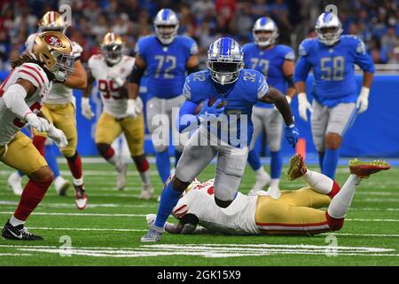 DETROIT, MI - 12. SEPTEMBER: Detroit Lions läuft zurück D'Andre Swift (32) beschleunigt, nachdem er während des NFL-Spiels zwischen San Francisco 49ers und Detroit Lions am 12. September 2021 im Ford Field in Detroit, MI, ins Hinterfeld kam (Foto: Allan Dranberg/Cal Sport Media) Stockfoto