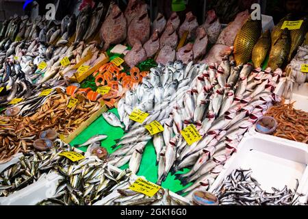 Frischer Fisch zum Verkauf auf dem Thekenmarkt im Basar von Istanbul Stockfoto