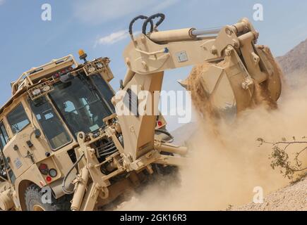 Ein US-Armeesoldat, der 1-185 IN (S), California Army National Guard, zugewiesen wurde, nutzt einen D9 Bulldozer, um während der entscheidenden Aktionsrotation Verteidigungsbarrieren zu schaffen 21-08.5 im National Training Center in Fort Irwin, Kalifornien, 29. Juli 2021. Die Drehungen der entscheidenden Aktion im National Training Center stellen sicher, dass Kampfteams der Armeebrigade vielseitig, reaktionsschnell und für aktuelle und zukünftige Eventualitäten stets verfügbar bleiben. (USA Armeefoto von CPL. Geordan J. Tyquiengco, Operations Group, National Training Center) Stockfoto